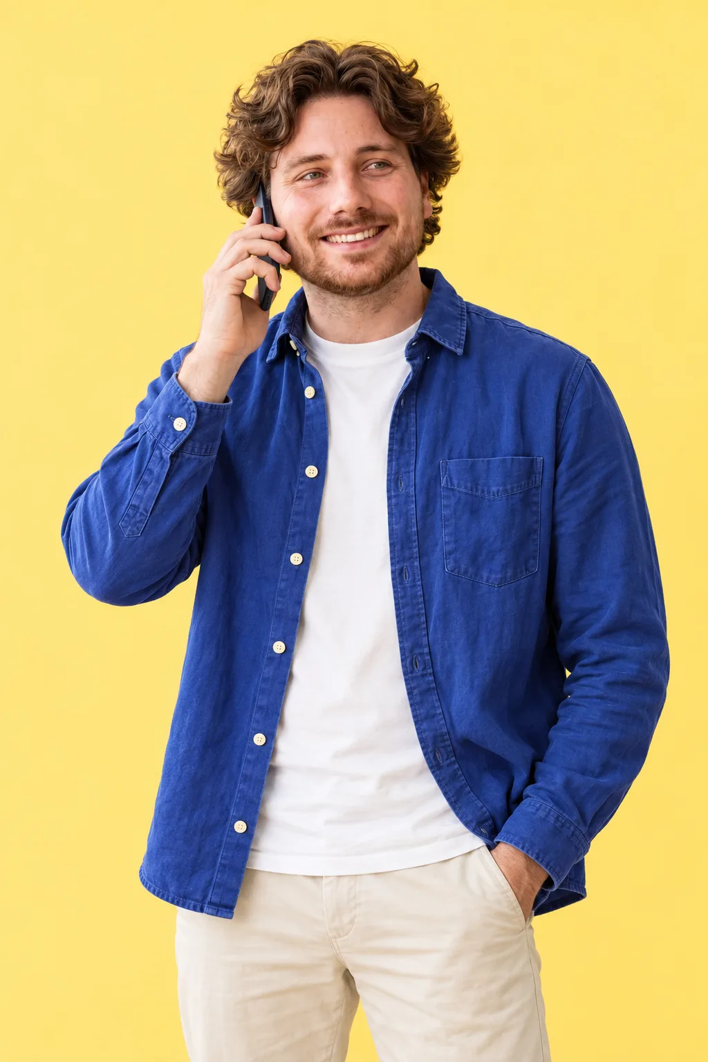 Marijn met een telefoon aan zijn oor